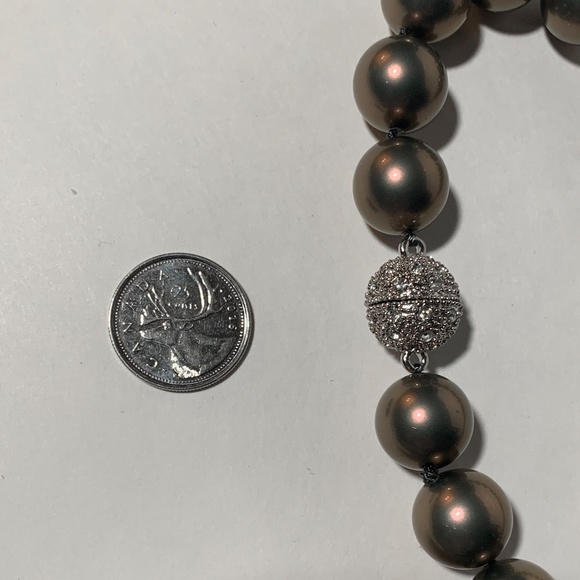 Elegant Shell Pearl Necklace with Magnetic Clasp in Silver Teal 15mm - Picture 6 of 8